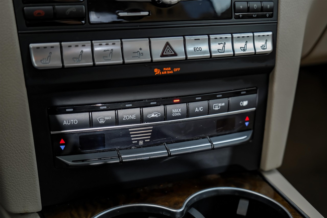 Mercedes-Benz E-Class Vehicle Main Gallery Image 24