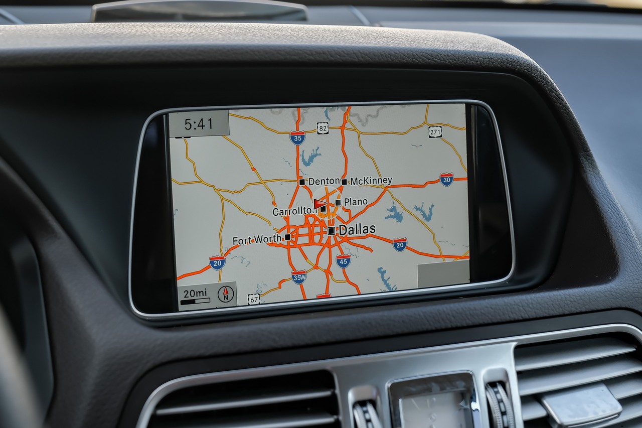 Mercedes-Benz E-Class Vehicle Main Gallery Image 25