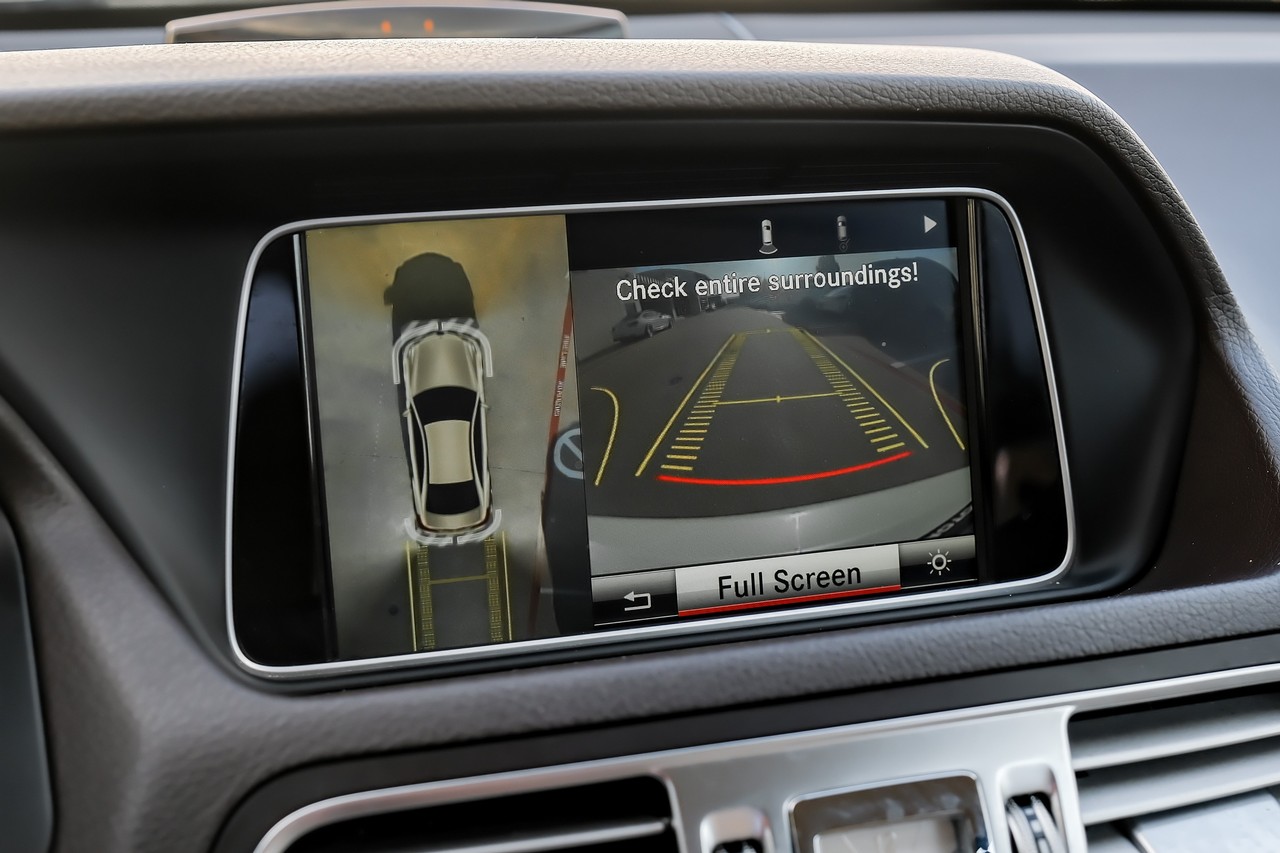 Mercedes-Benz E-Class Vehicle Main Gallery Image 26