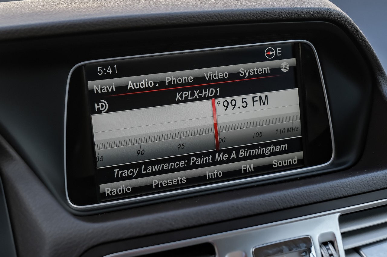 Mercedes-Benz E-Class Vehicle Main Gallery Image 27