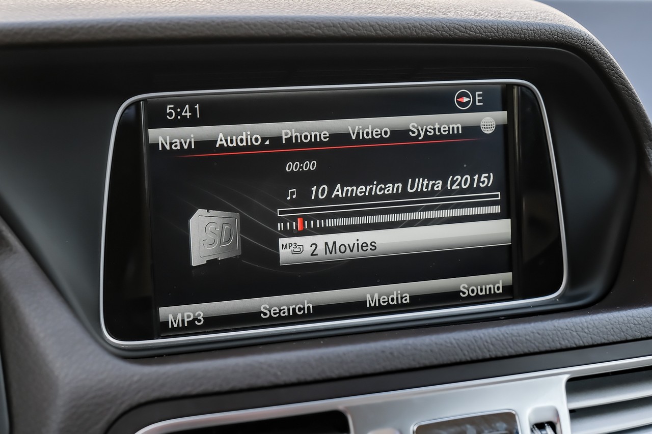 Mercedes-Benz E-Class Vehicle Main Gallery Image 28