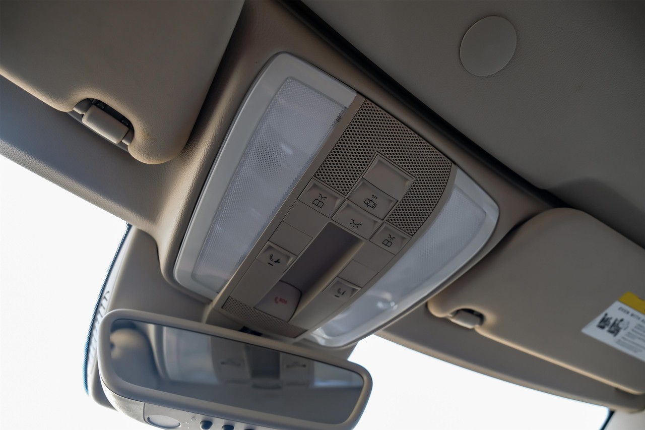 Mercedes-Benz E-Class Vehicle Main Gallery Image 30