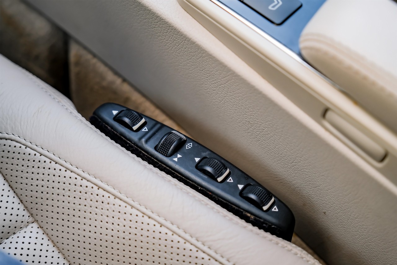 Mercedes-Benz E-Class Vehicle Main Gallery Image 32