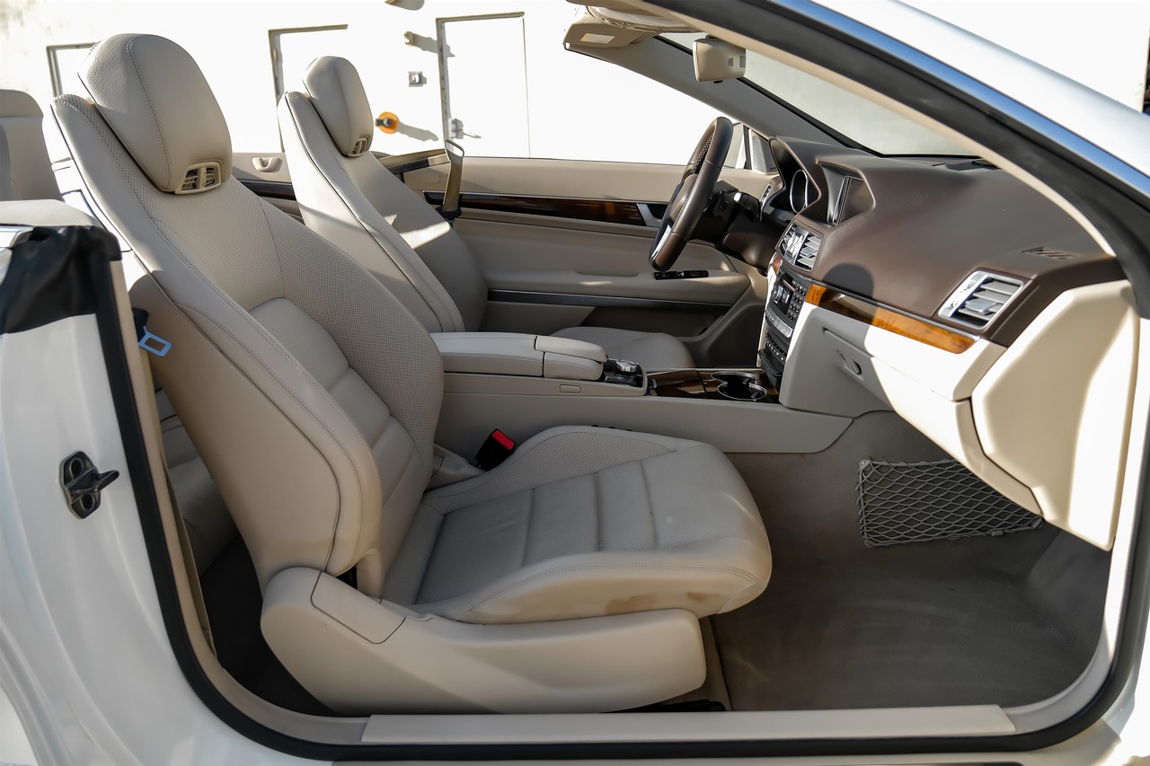 Mercedes-Benz E-Class Vehicle Main Gallery Image 33