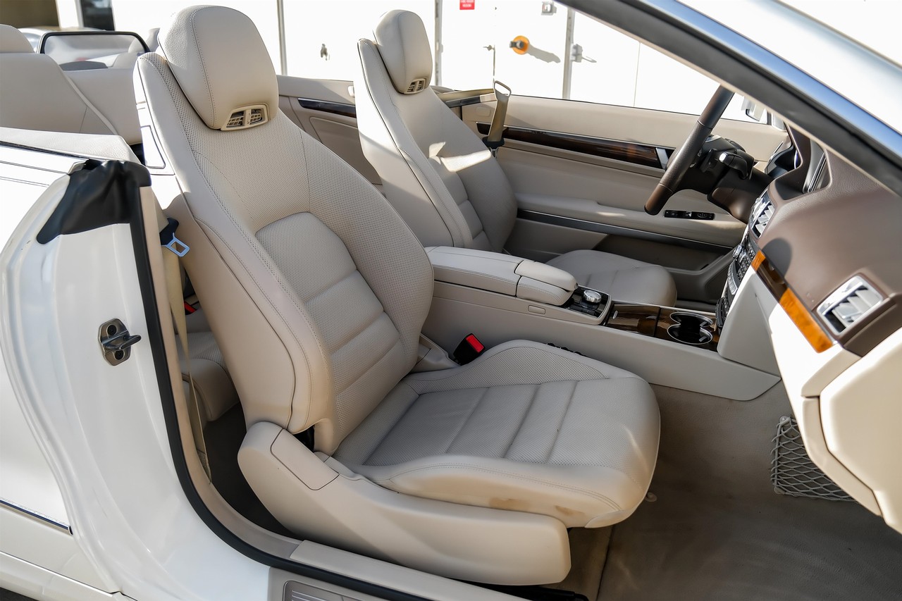 Mercedes-Benz E-Class Vehicle Main Gallery Image 34