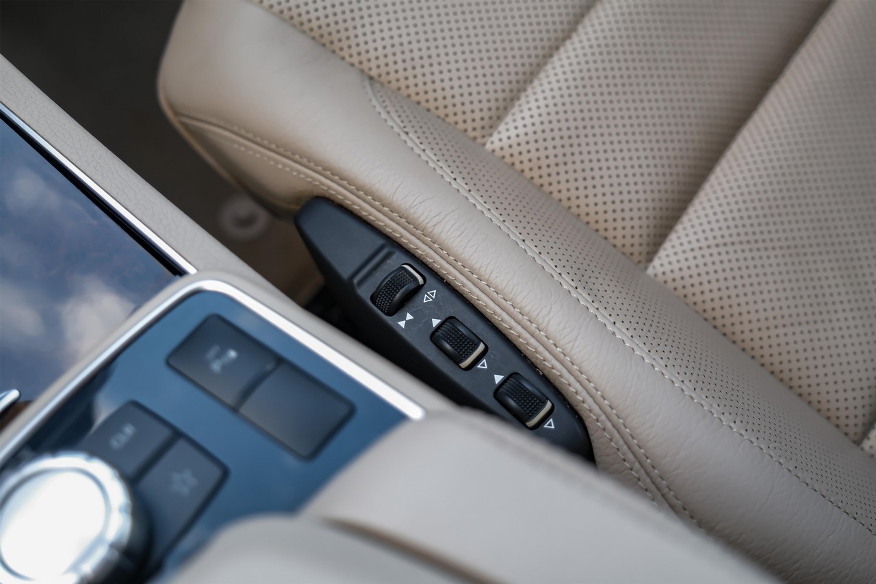 Mercedes-Benz E-Class Vehicle Main Gallery Image 35