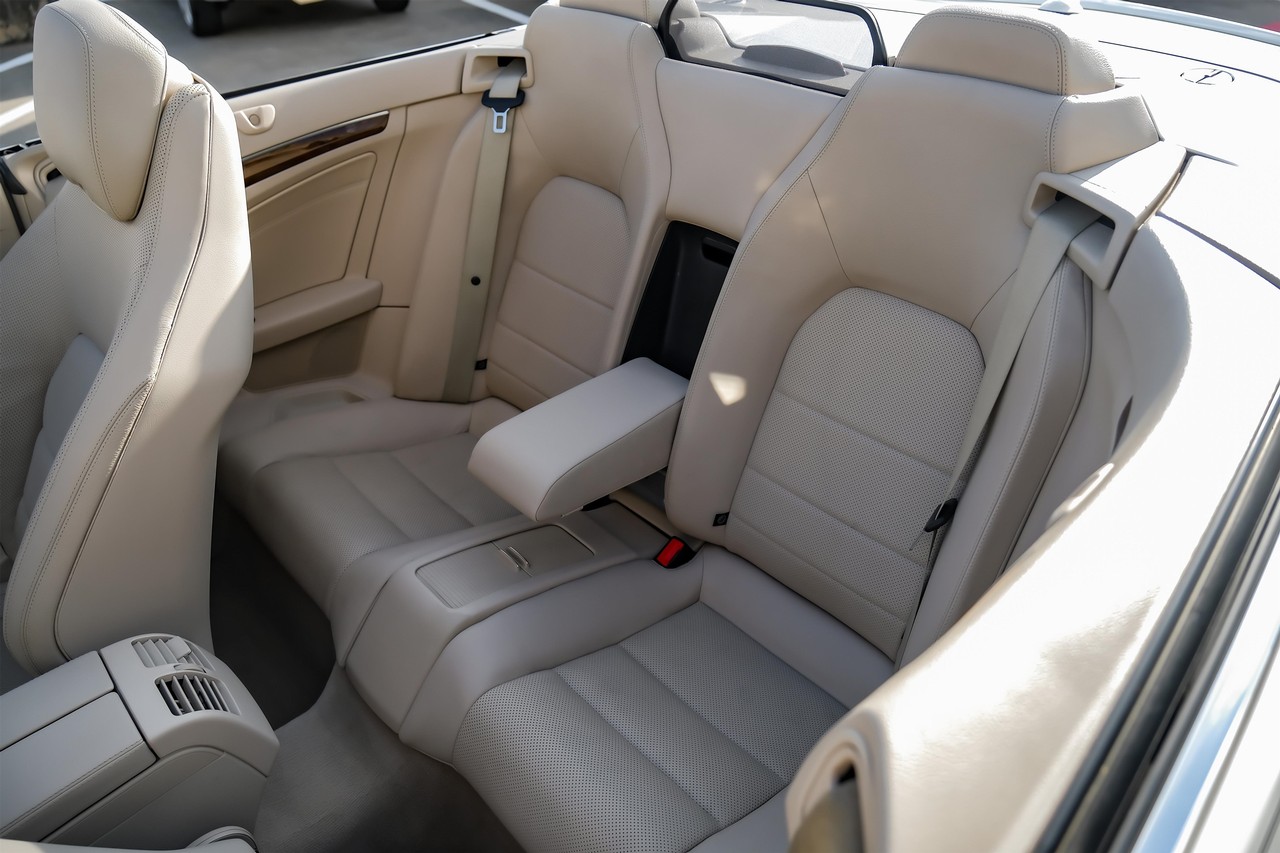 Mercedes-Benz E-Class Vehicle Main Gallery Image 36