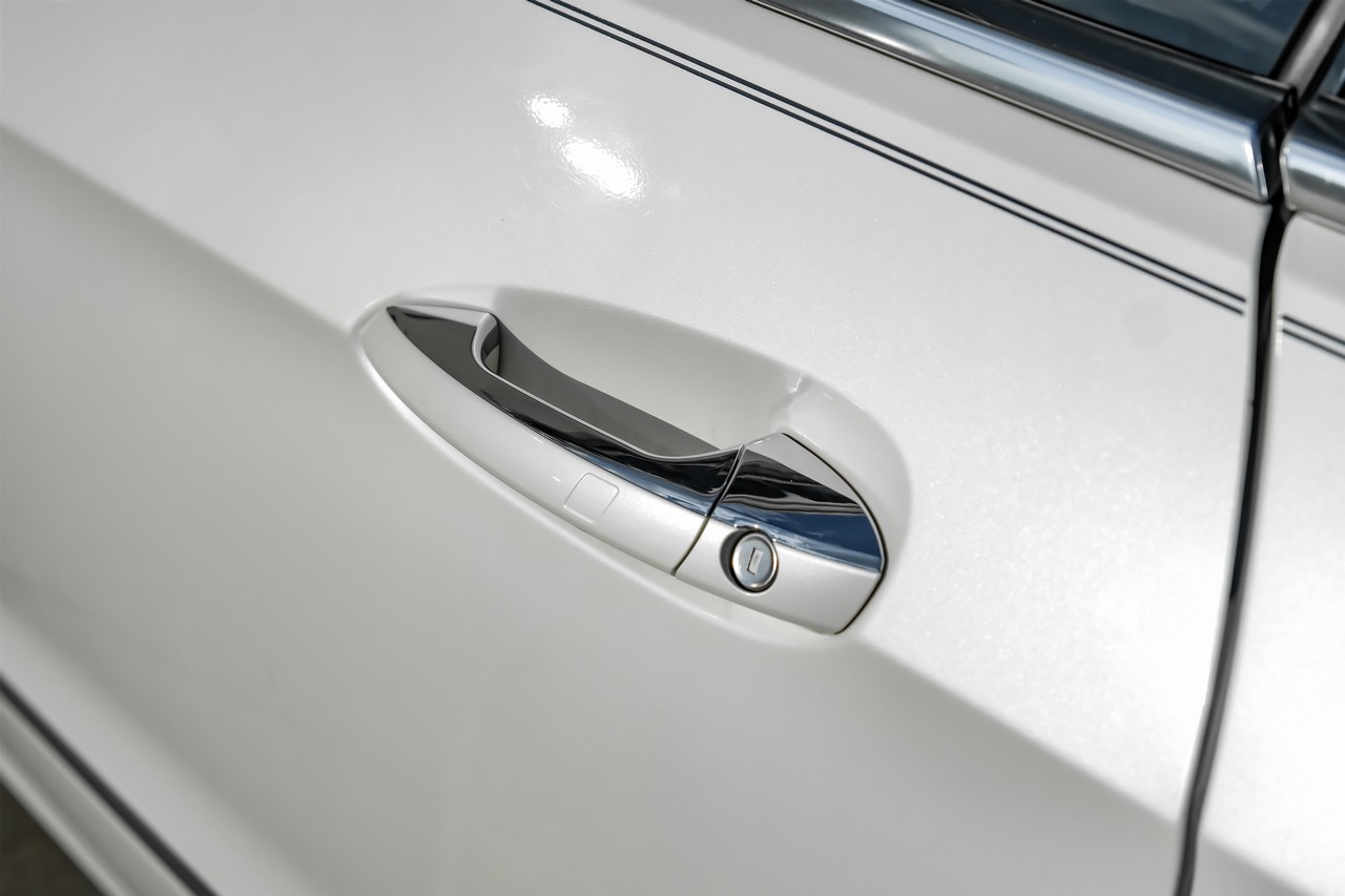 Mercedes-Benz E-Class Vehicle Main Gallery Image 38