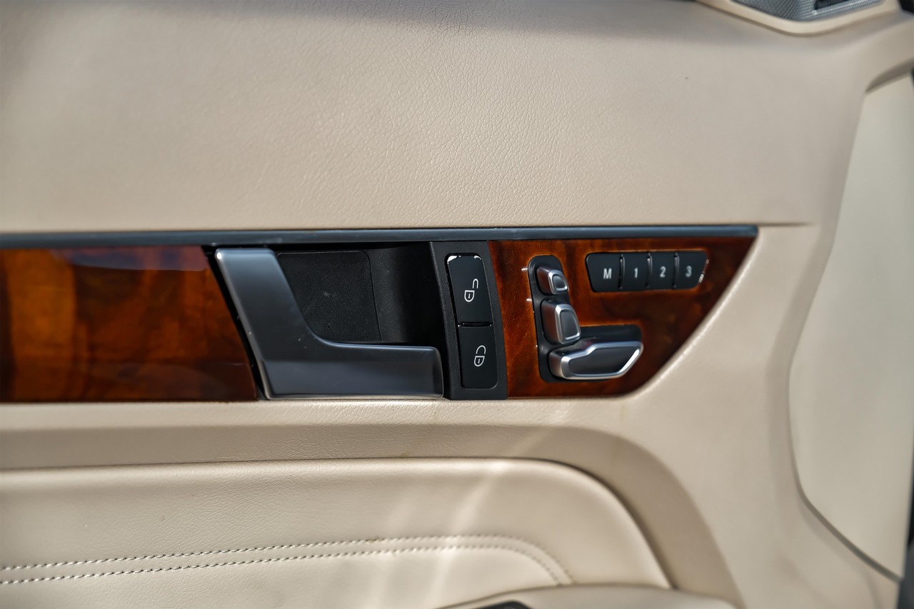 Mercedes-Benz E-Class Vehicle Main Gallery Image 40