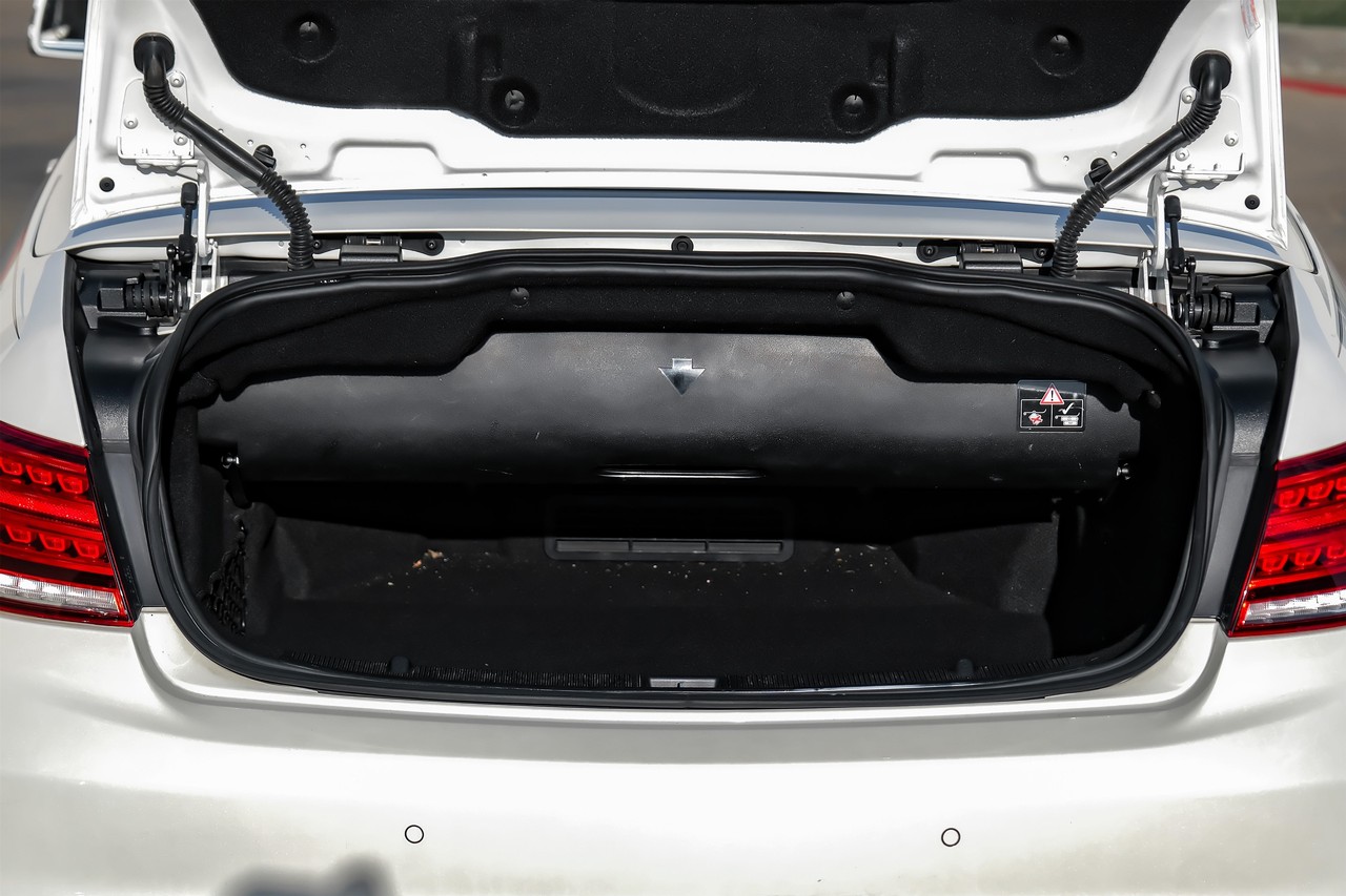 Mercedes-Benz E-Class Vehicle Main Gallery Image 44