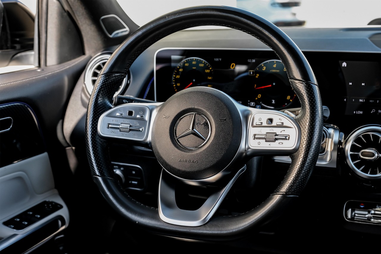 Mercedes-Benz GLB Vehicle Main Gallery Image 16
