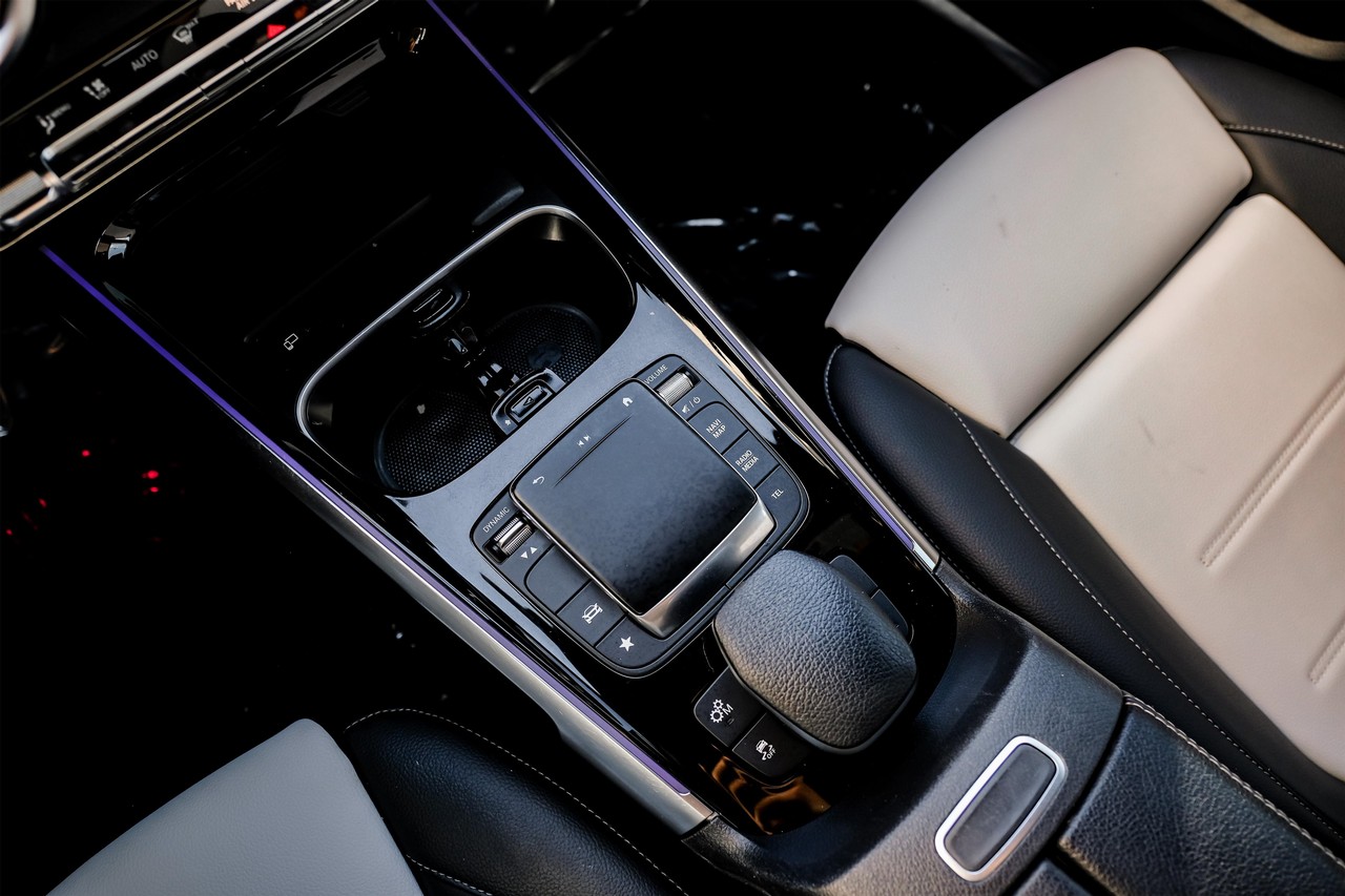 Mercedes-Benz GLB Vehicle Main Gallery Image 22