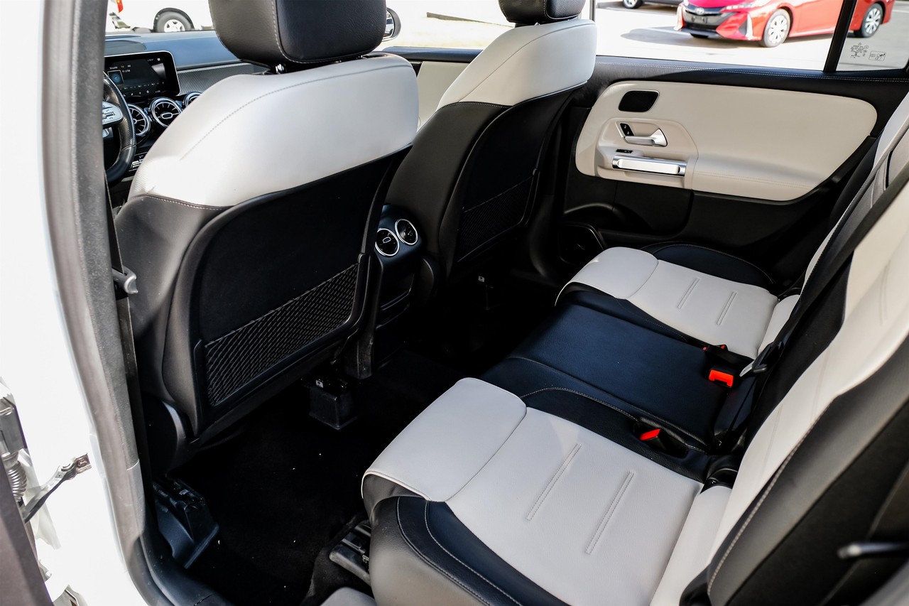 Mercedes-Benz GLB Vehicle Main Gallery Image 32