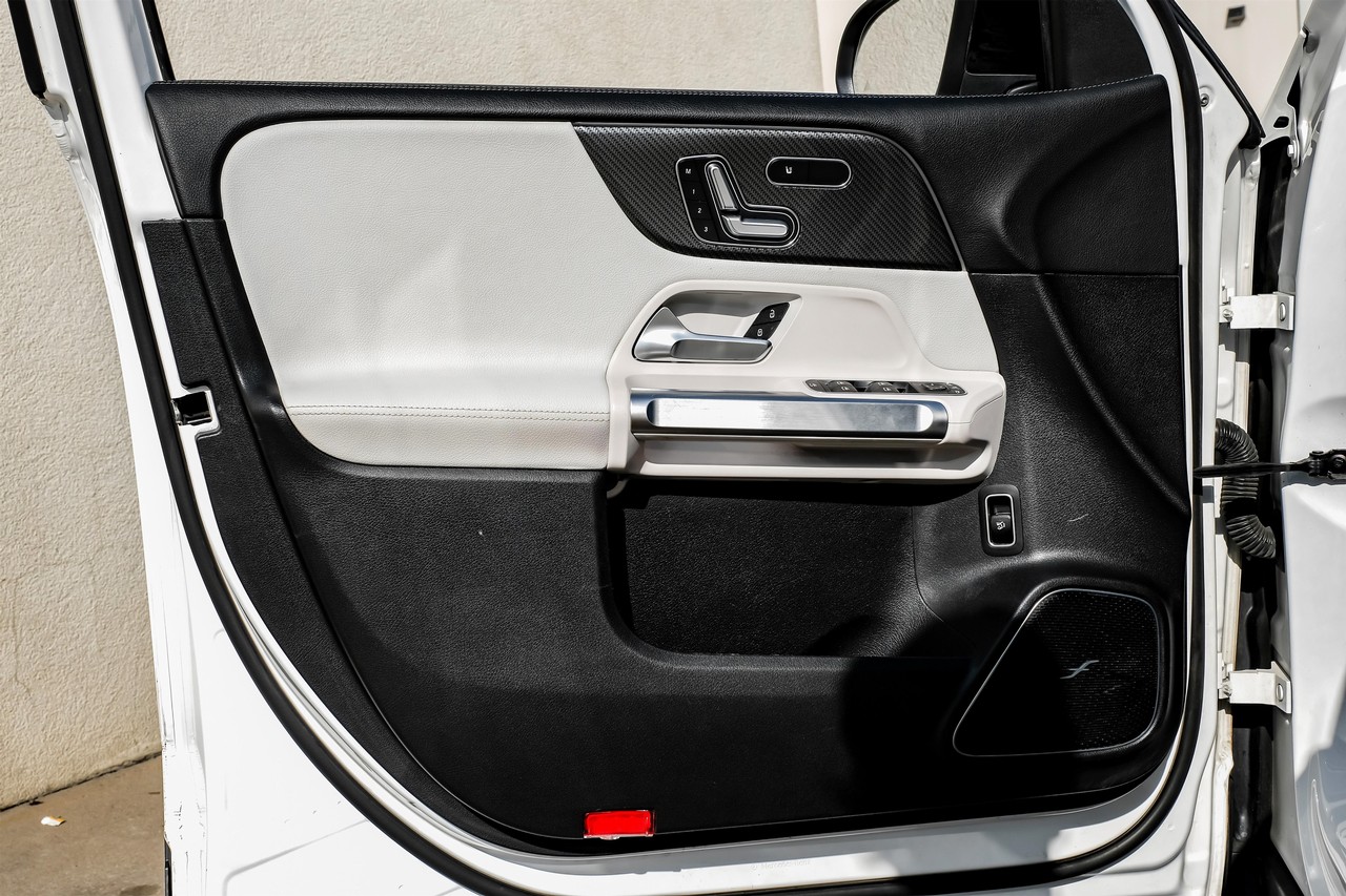 Mercedes-Benz GLB Vehicle Main Gallery Image 36