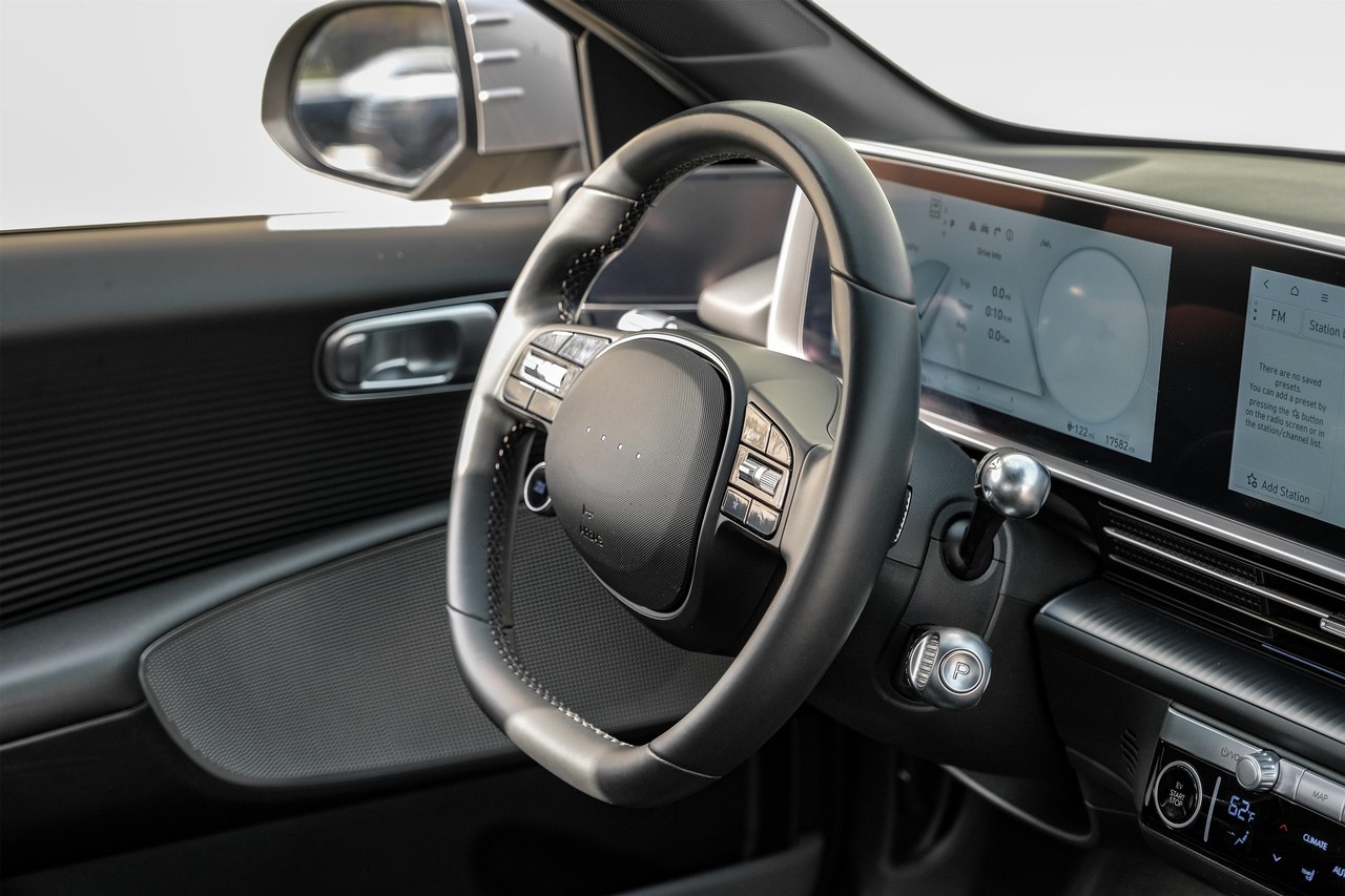 Hyundai IONIQ 6 Vehicle Main Gallery Image 13