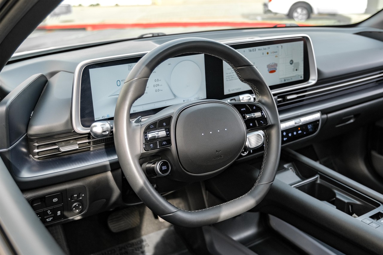 Hyundai IONIQ 6 Vehicle Main Gallery Image 15