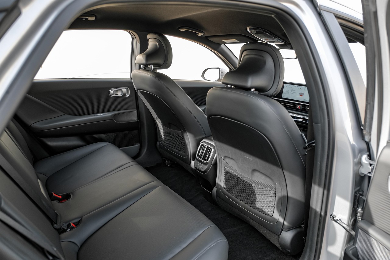 Hyundai IONIQ 6 Vehicle Main Gallery Image 34