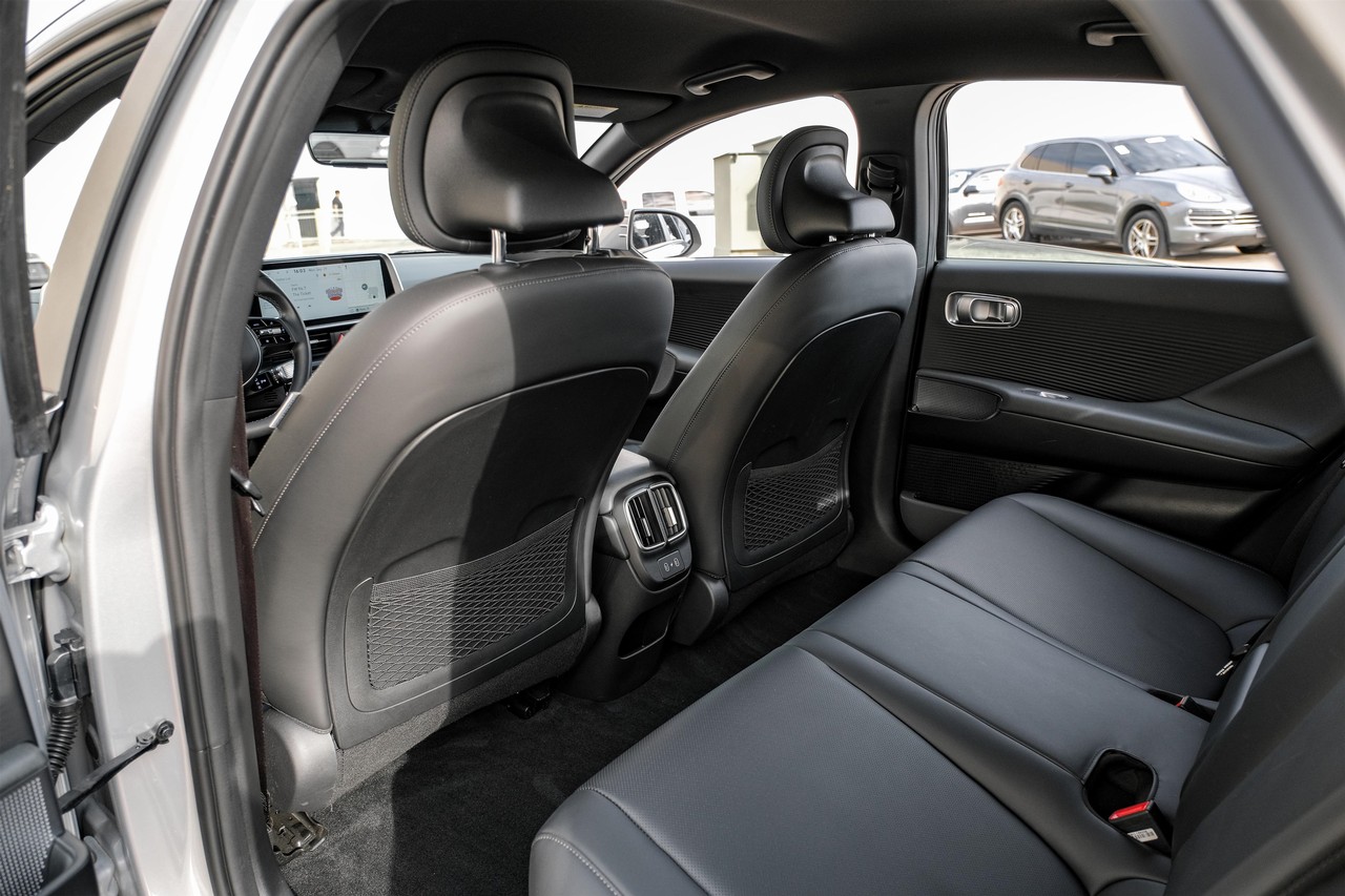 Hyundai IONIQ 6 Vehicle Main Gallery Image 35