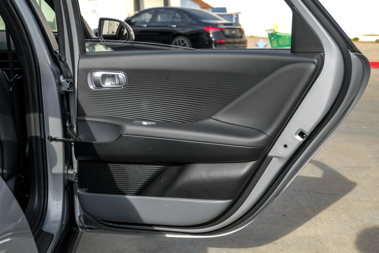 Hyundai IONIQ 6 Vehicle Main Gallery Image 40