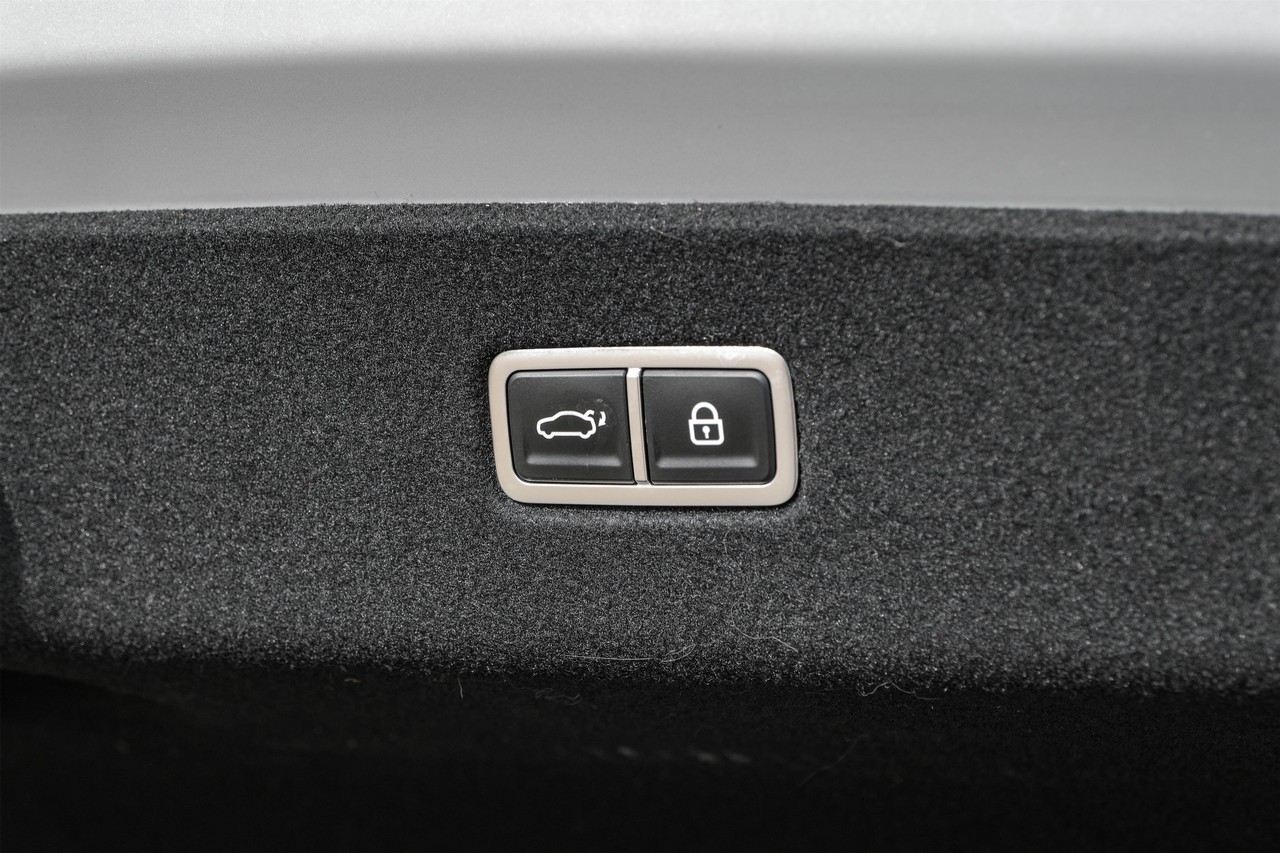 Hyundai IONIQ 6 Vehicle Main Gallery Image 45