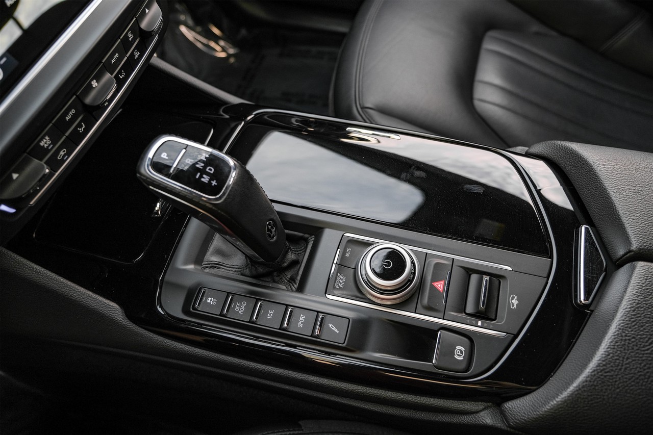 Maserati Levante Vehicle Main Gallery Image 25