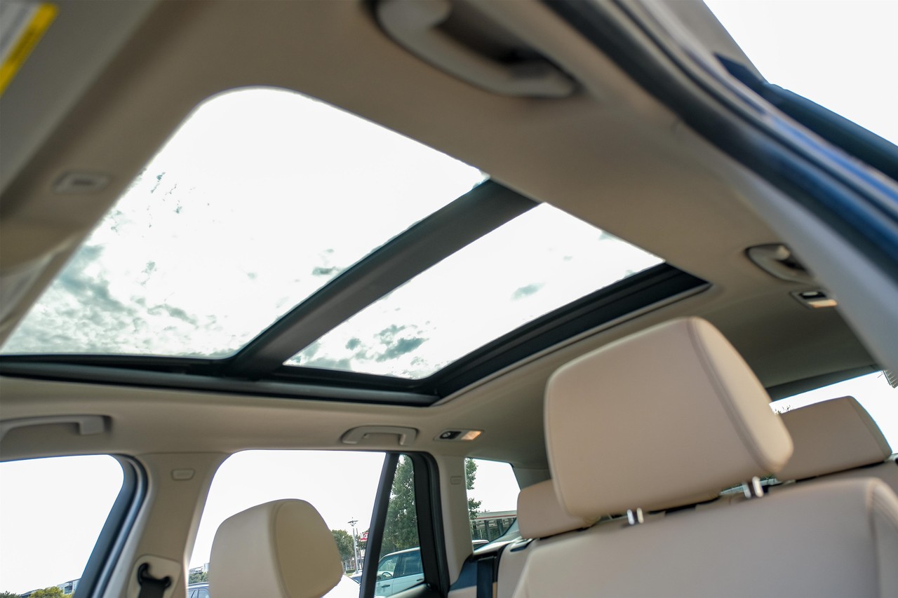 BMW X3 Vehicle Main Gallery Image 04