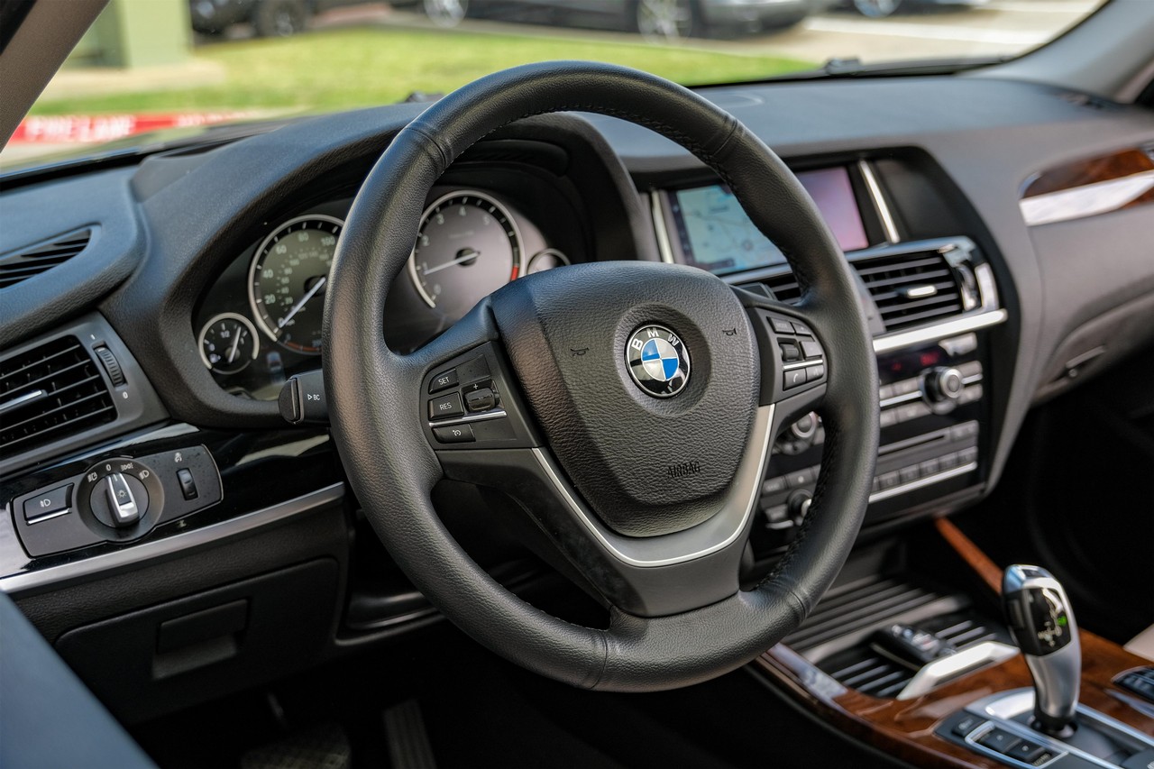 BMW X3 Vehicle Main Gallery Image 16