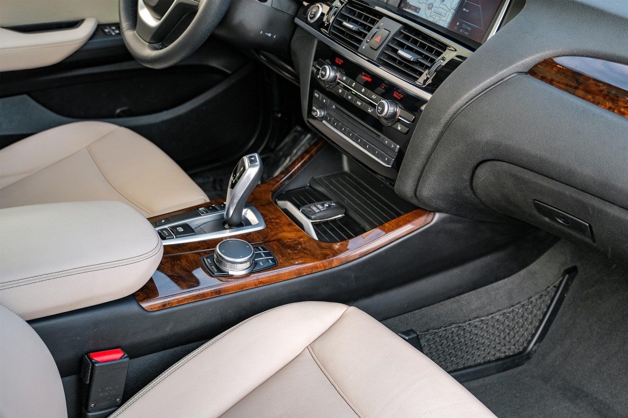 BMW X3 Vehicle Main Gallery Image 24
