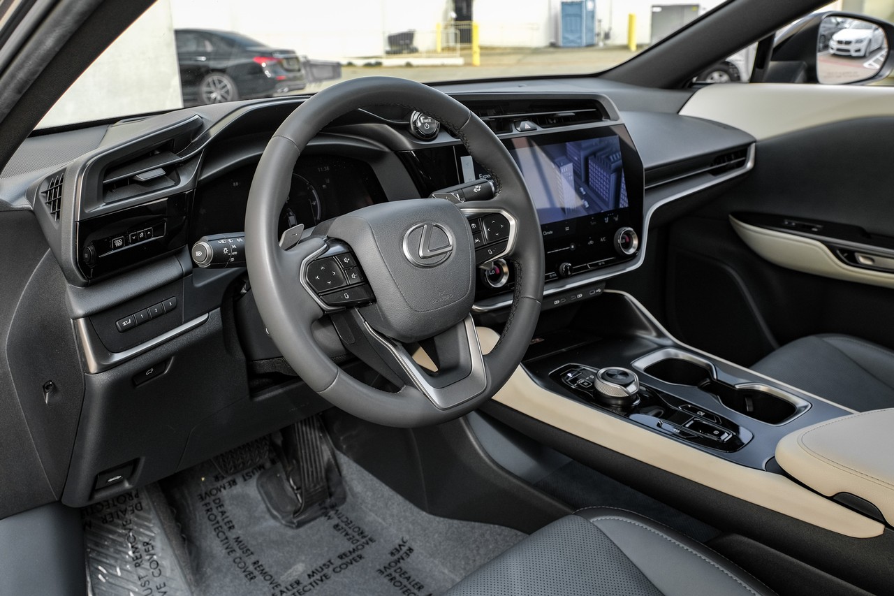 Lexus RZ Vehicle Main Gallery Image 03