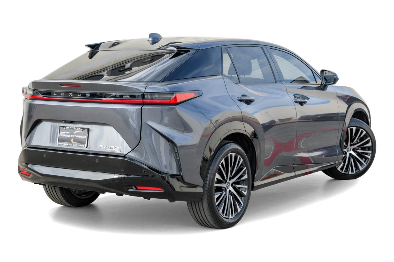 Lexus RZ Vehicle Main Gallery Image 09