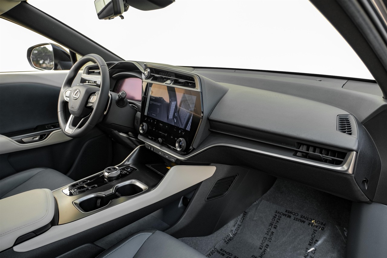 Lexus RZ Vehicle Main Gallery Image 13
