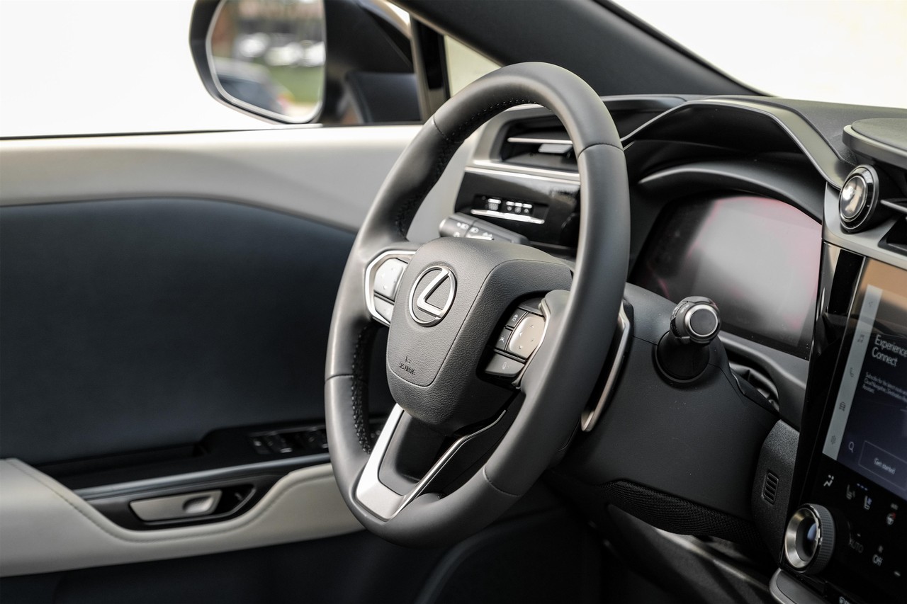 Lexus RZ Vehicle Main Gallery Image 14