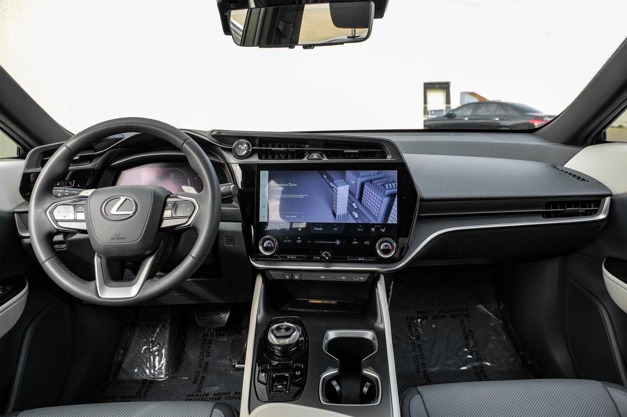Lexus RZ Vehicle Main Gallery Image 15
