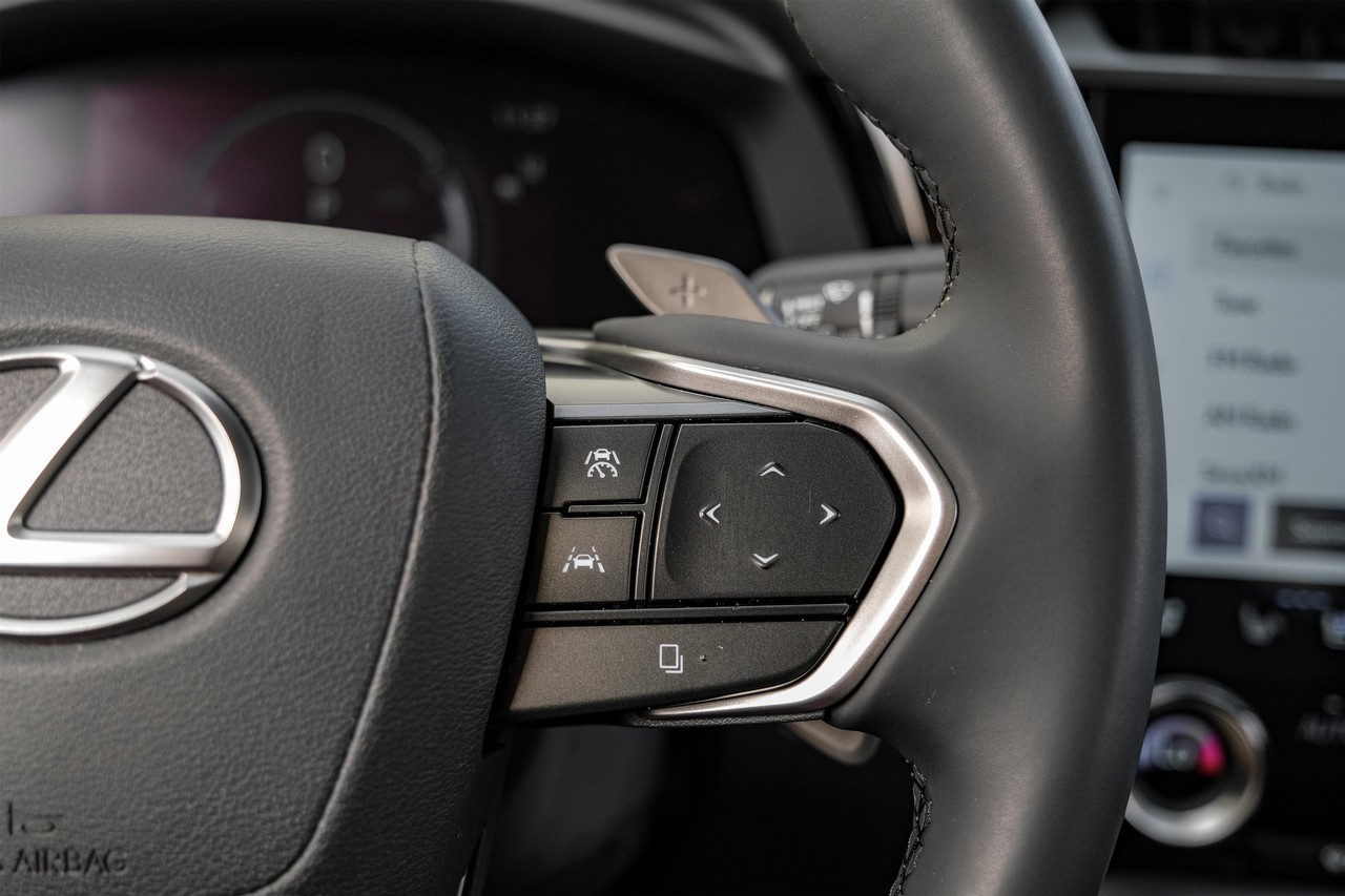 Lexus RZ Vehicle Main Gallery Image 18