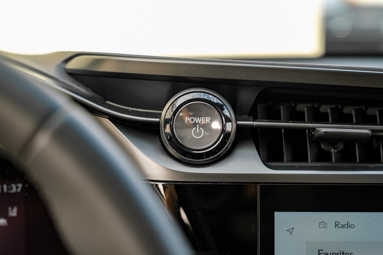 Lexus RZ Vehicle Main Gallery Image 21
