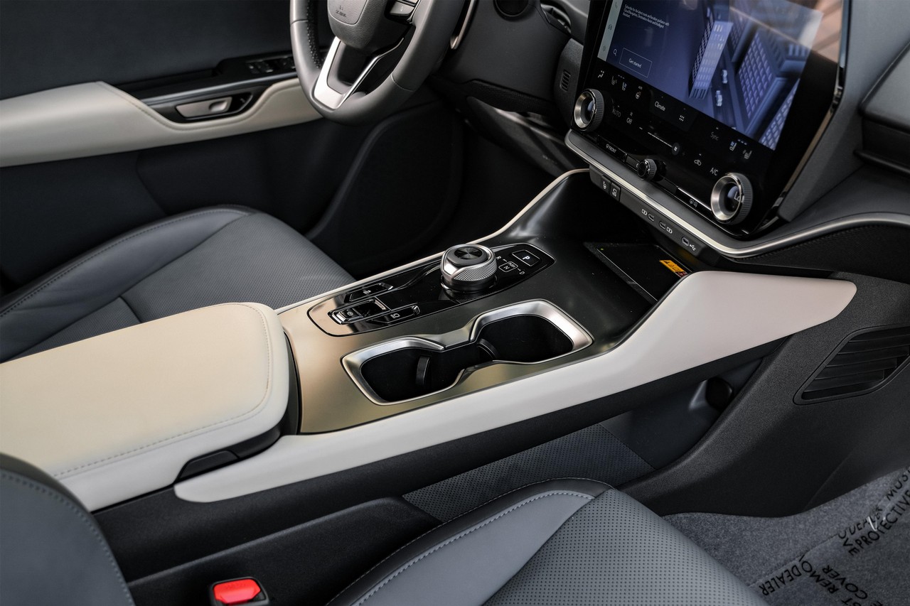 Lexus RZ Vehicle Main Gallery Image 23