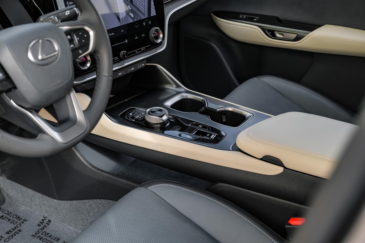 Lexus RZ Vehicle Main Gallery Image 24