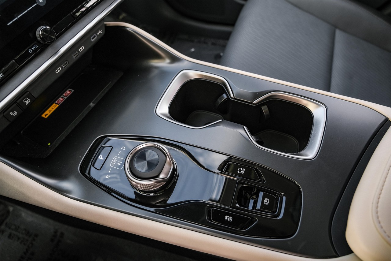 Lexus RZ Vehicle Main Gallery Image 25