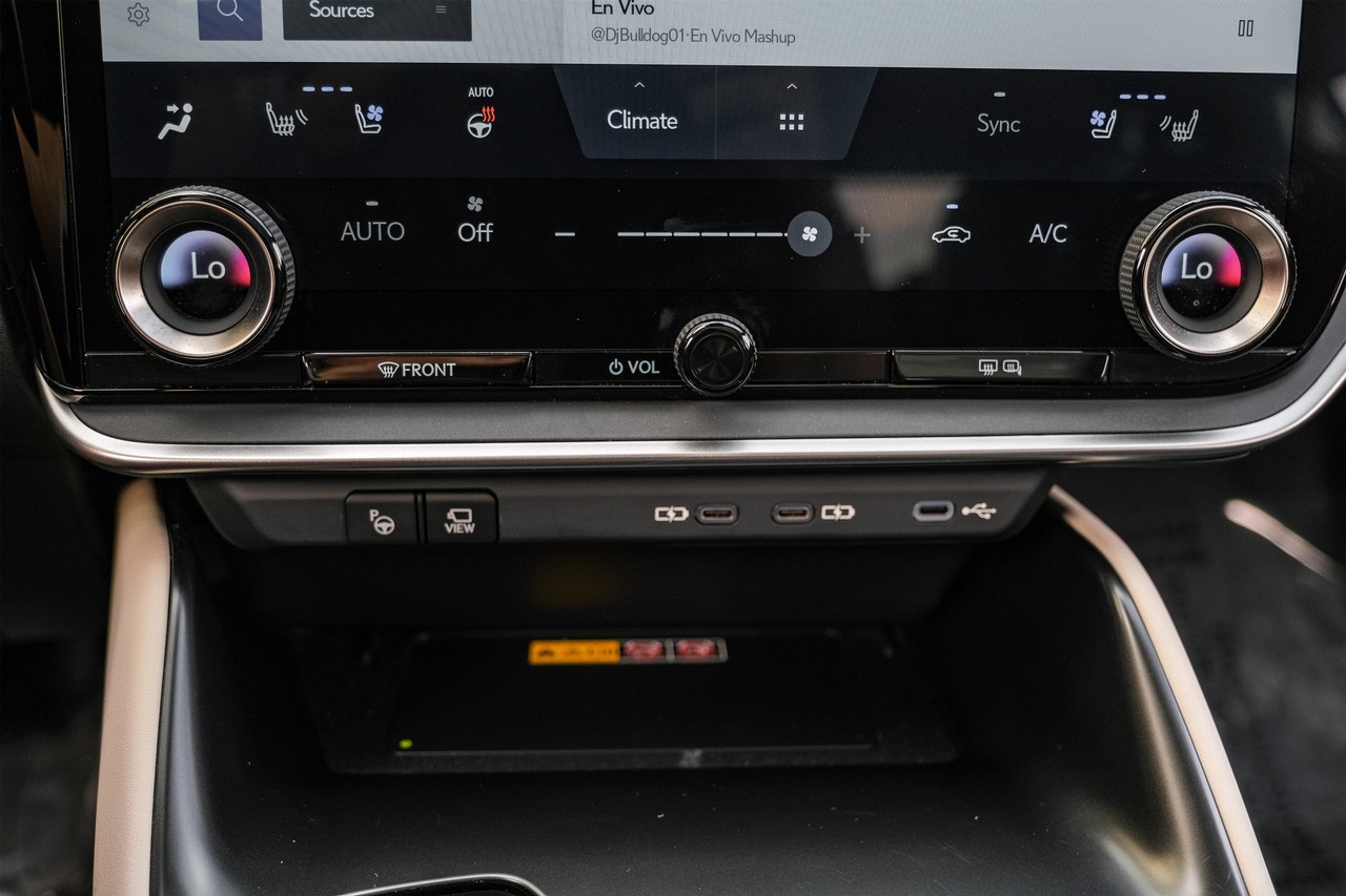 Lexus RZ Vehicle Main Gallery Image 26