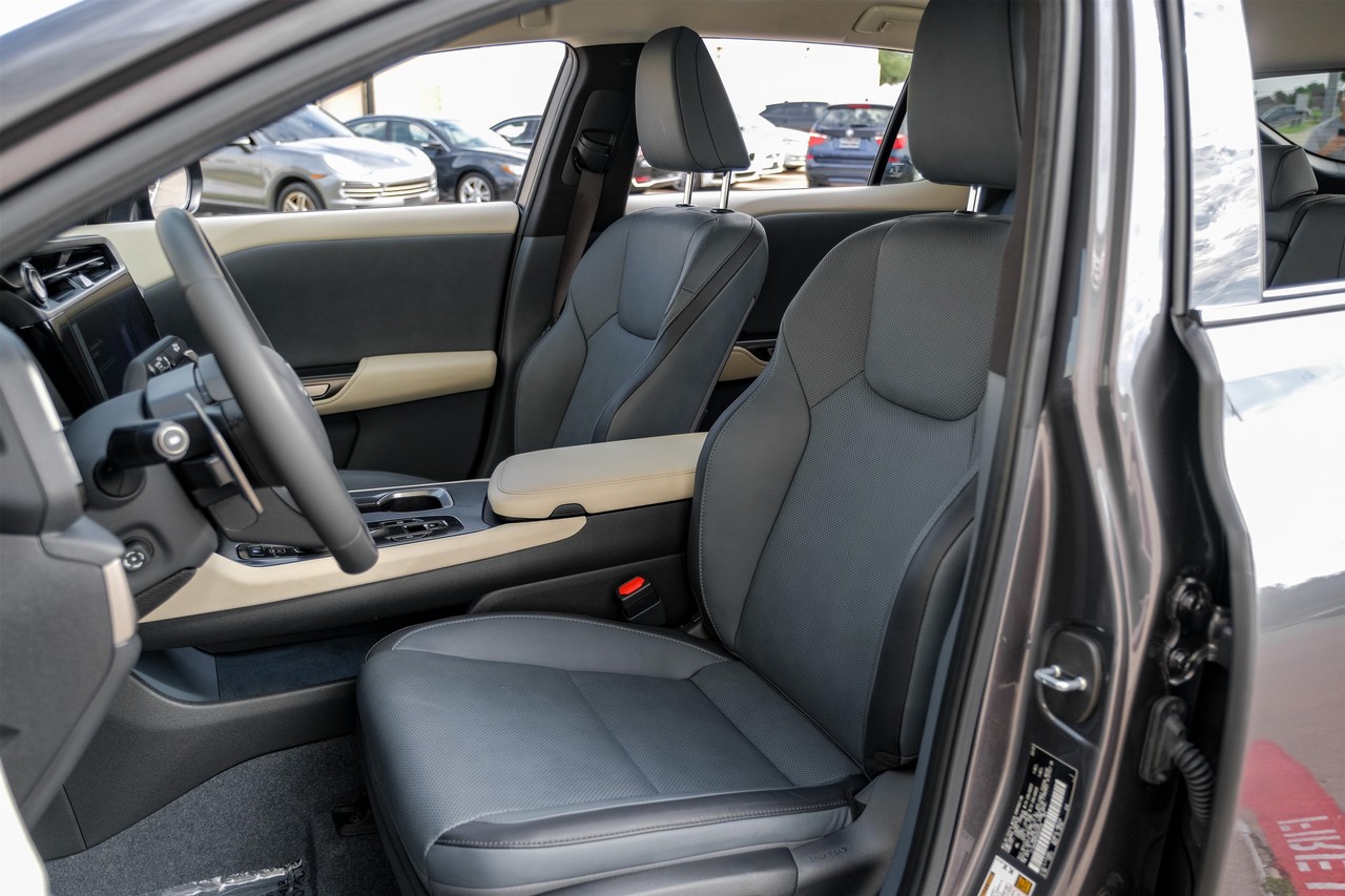 Lexus RZ Vehicle Main Gallery Image 30