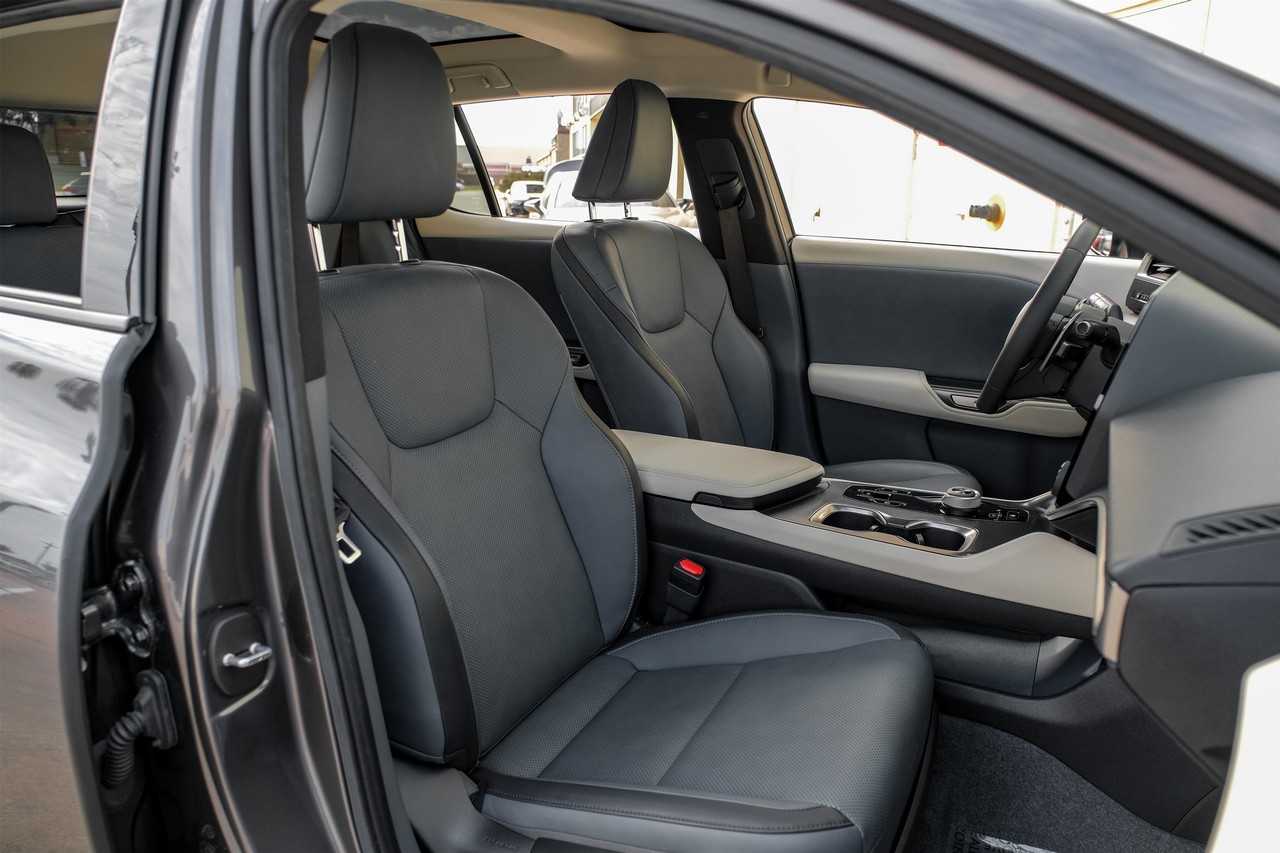 Lexus RZ Vehicle Main Gallery Image 31