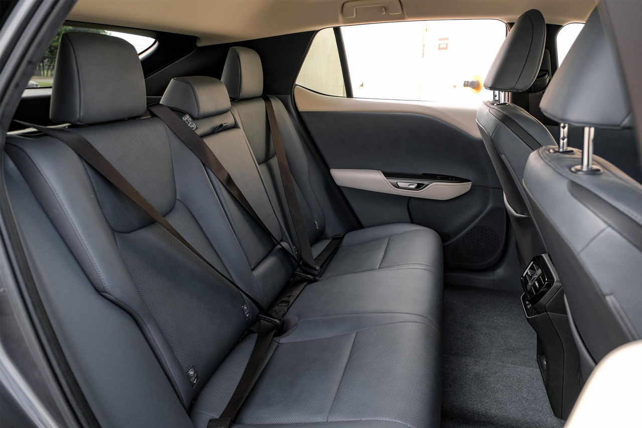 Lexus RZ Vehicle Main Gallery Image 32