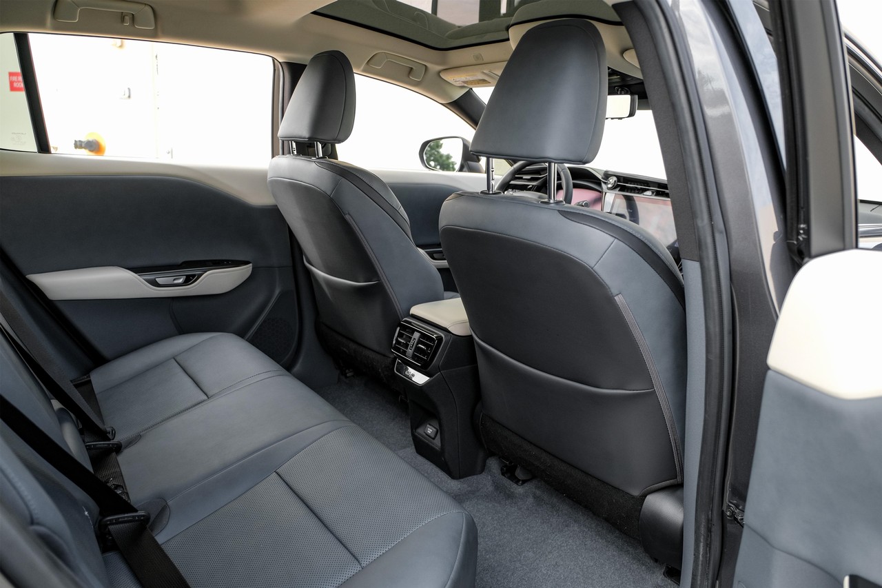 Lexus RZ Vehicle Main Gallery Image 33