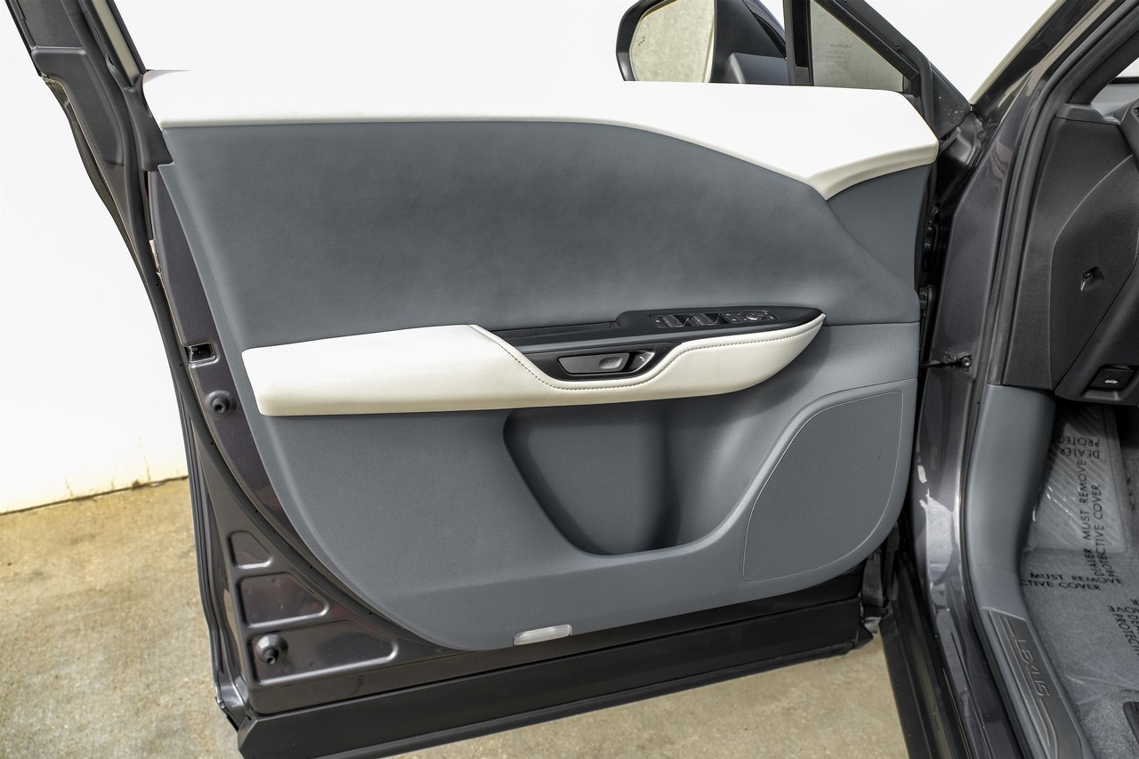 Lexus RZ Vehicle Main Gallery Image 36