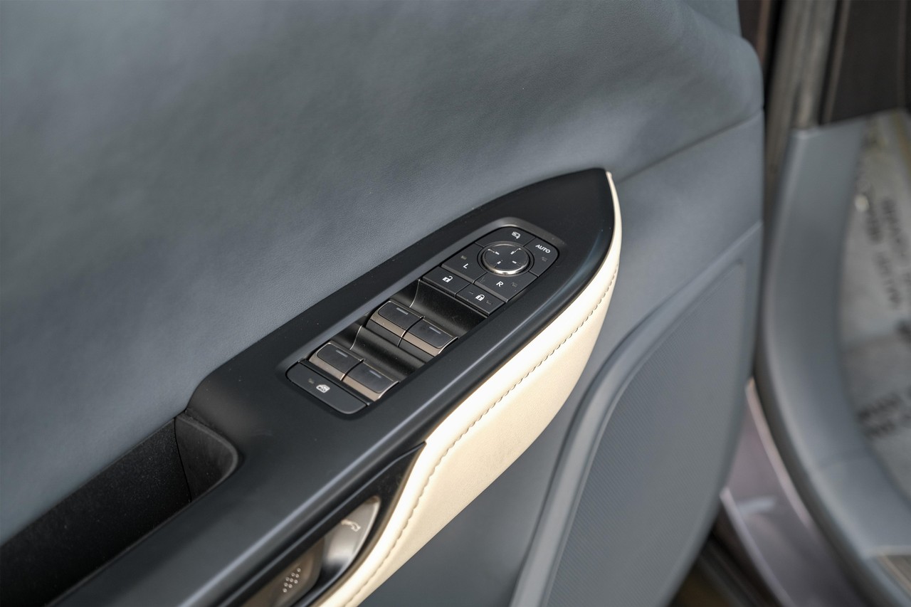 Lexus RZ Vehicle Main Gallery Image 37