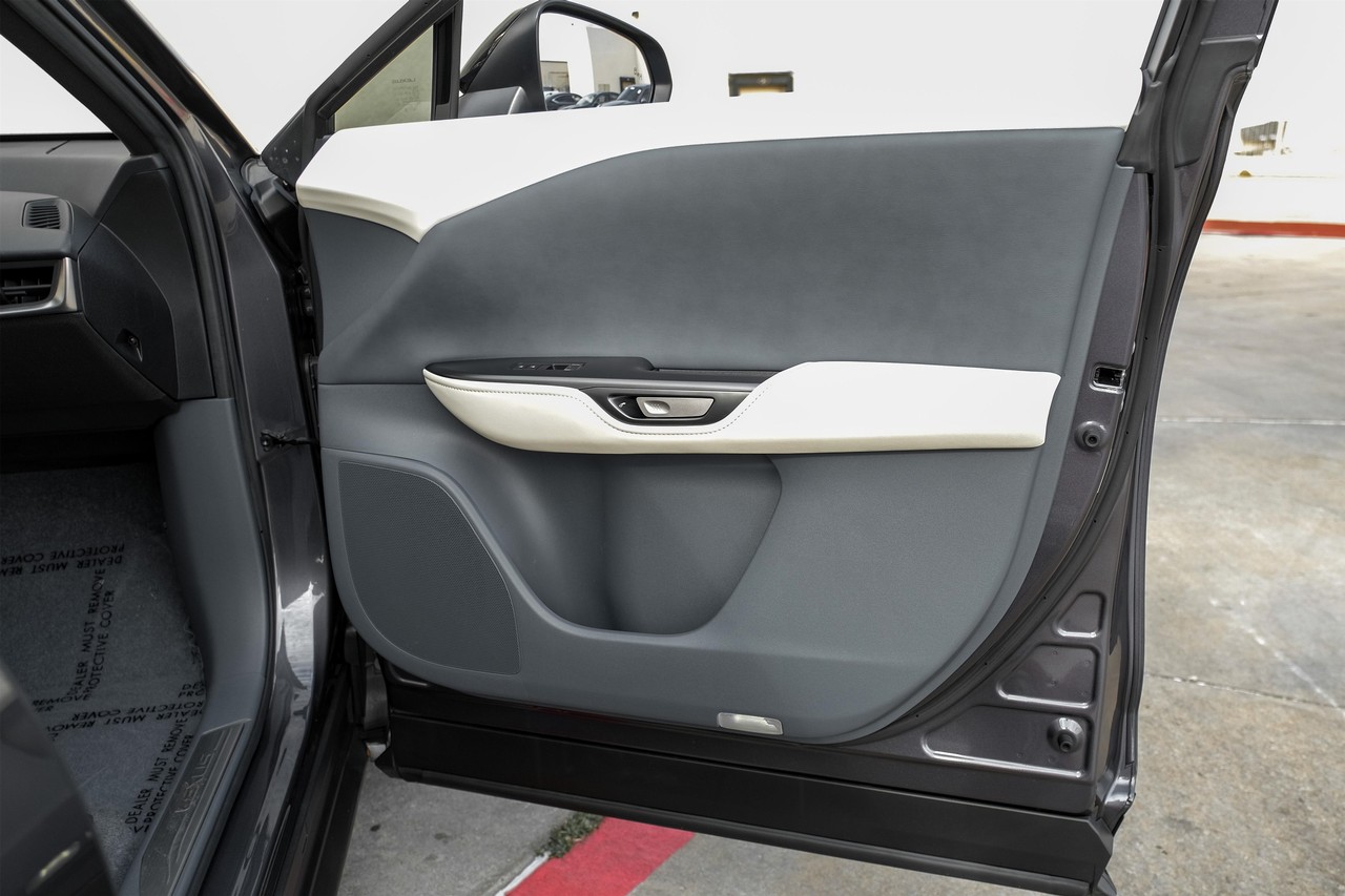 Lexus RZ Vehicle Main Gallery Image 38