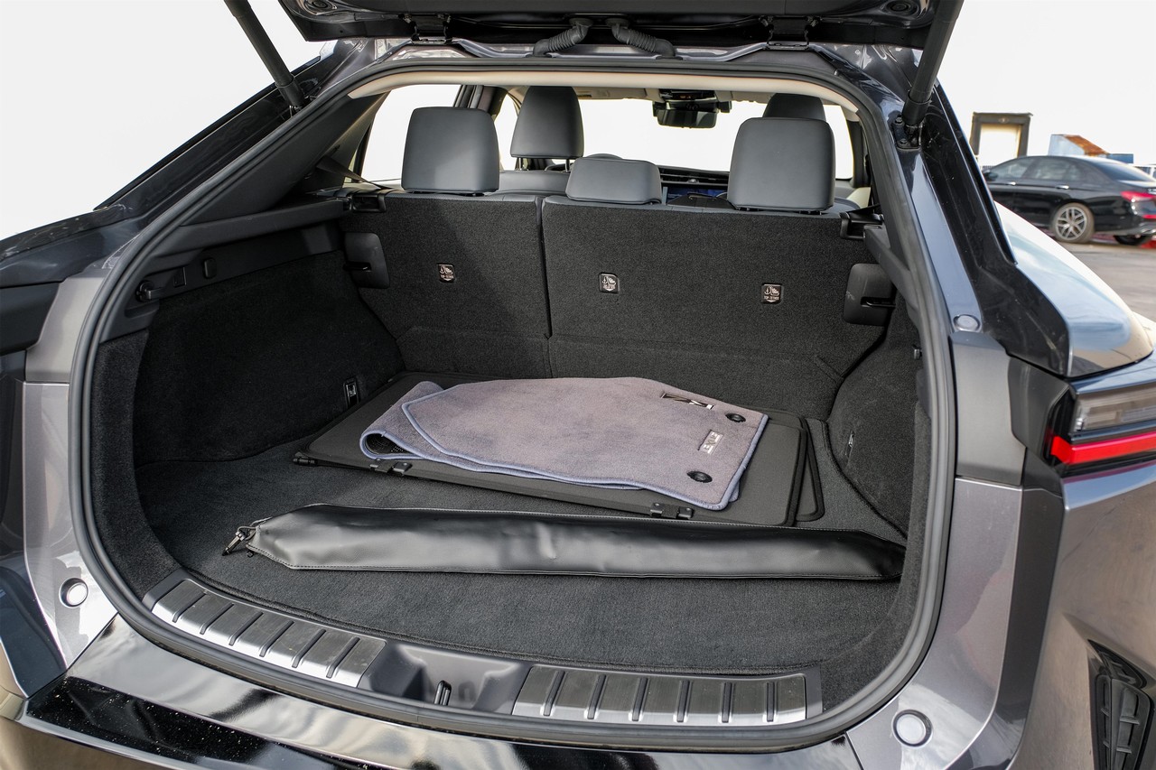 Lexus RZ Vehicle Main Gallery Image 42