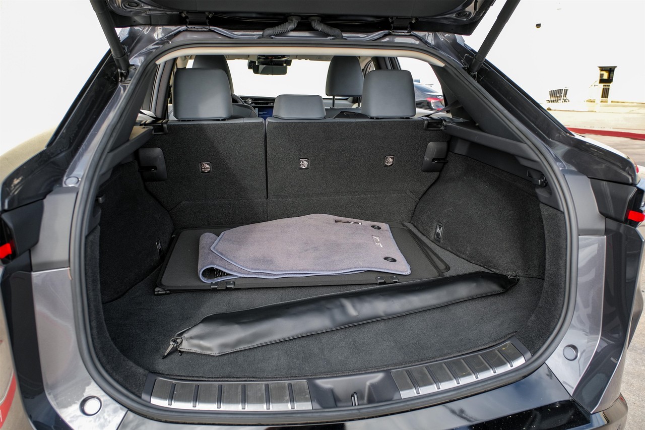 Lexus RZ Vehicle Main Gallery Image 43