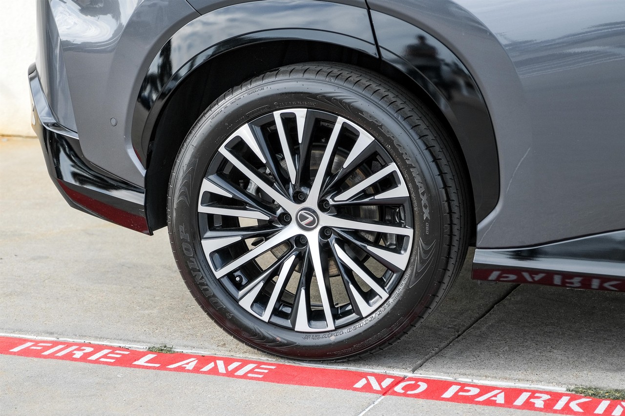 Lexus RZ Vehicle Main Gallery Image 45