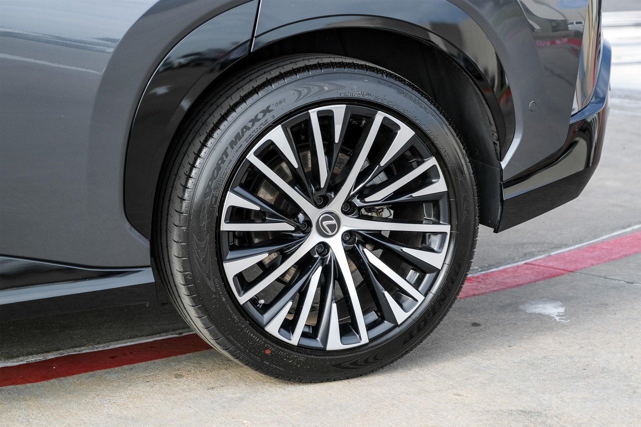Lexus RZ Vehicle Main Gallery Image 48